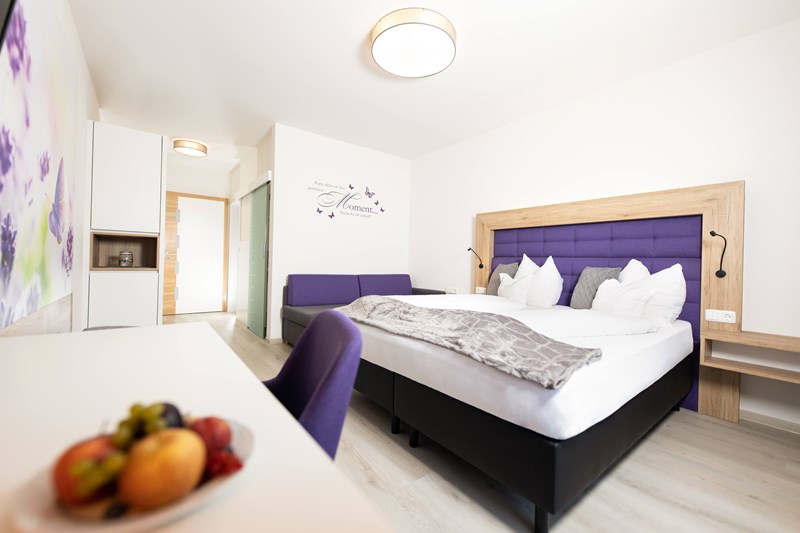 Doppelzimmer_Deluxe_lila_Sofa (1)